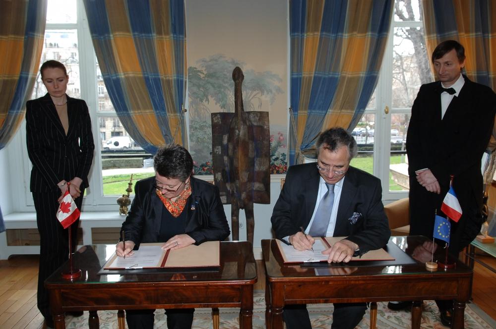 La présidente de la Société Nationale de l’Acadie, Mme Françoise Enguehard, et le représentant du Ministère français des Affaires étrangères, M. René Roudaut, lors de la signature de l'entente France-Acadie le 8 mars 2007 à Paris.